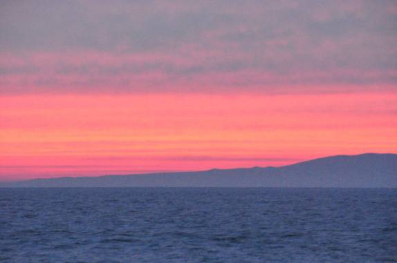 Maravilhoso fim de tarde com p céu avermelhado, na Little Beach, ao sul de Kihei, em Maui, no Havaí